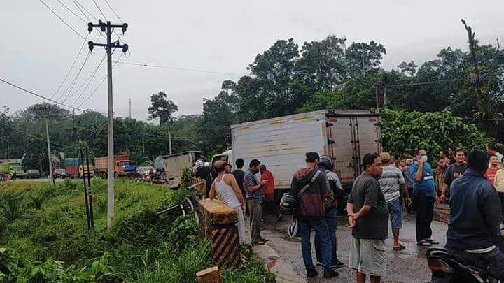 Lima Mobil Terlibat Tabrakan Beruntun, Supir Truck Tangki Terjepit di Dalam Mobil